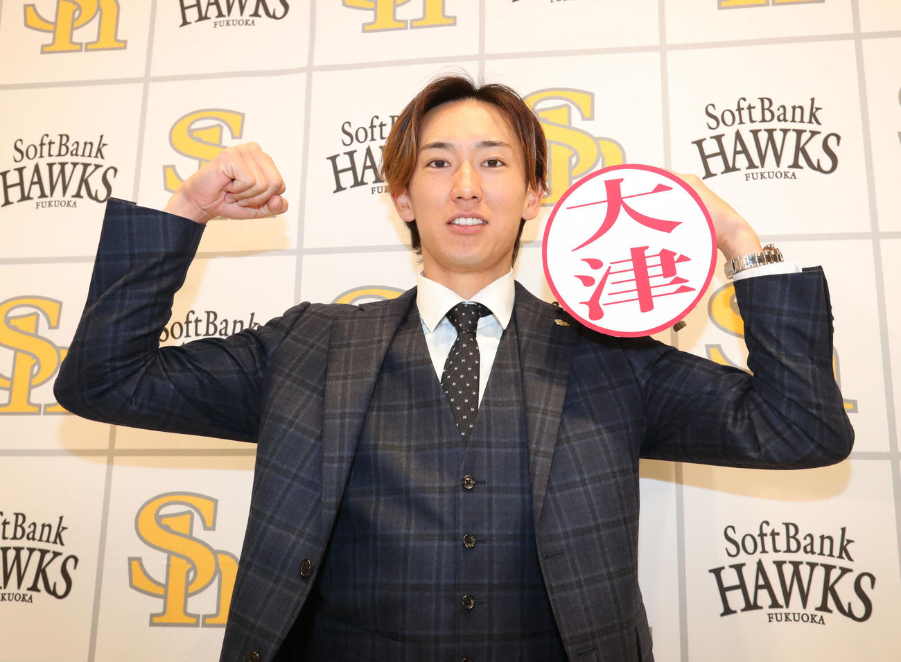 年俸アップで契約更改を終えた大津はガッツポーズ（撮影・梅根麻紀）