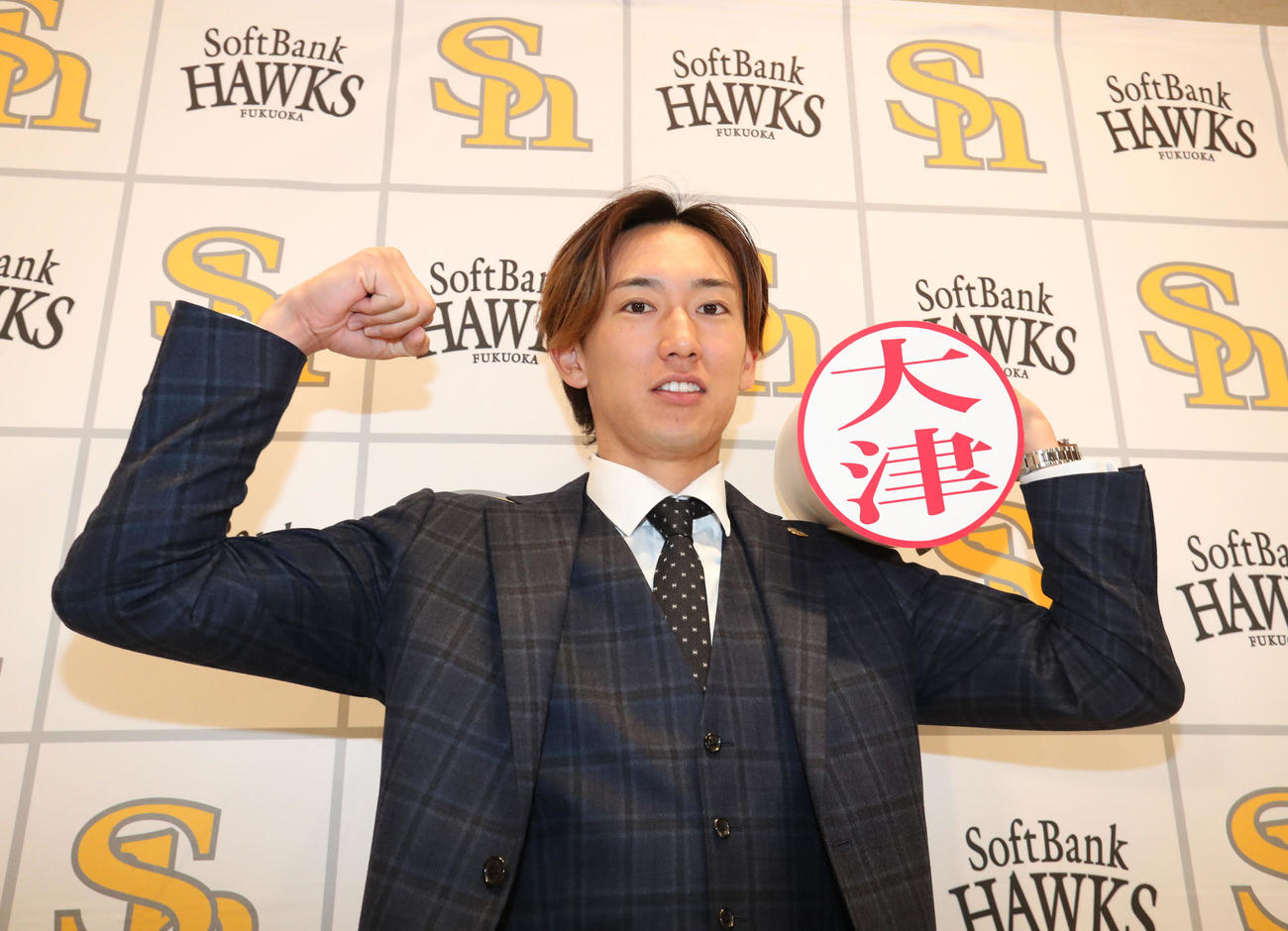 年俸アップで契約更改を終えた大津はガッツポーズ（撮影・梅根麻紀）