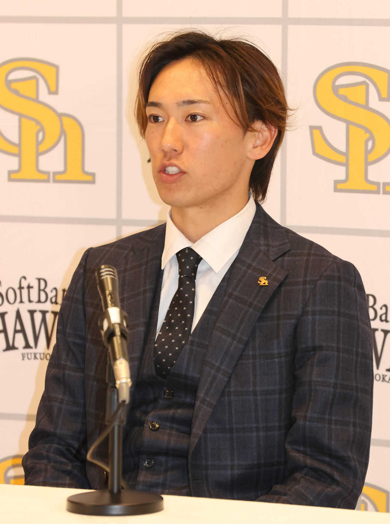 契約更改を終えた大津は会見で話をする（撮影・梅根麻紀）