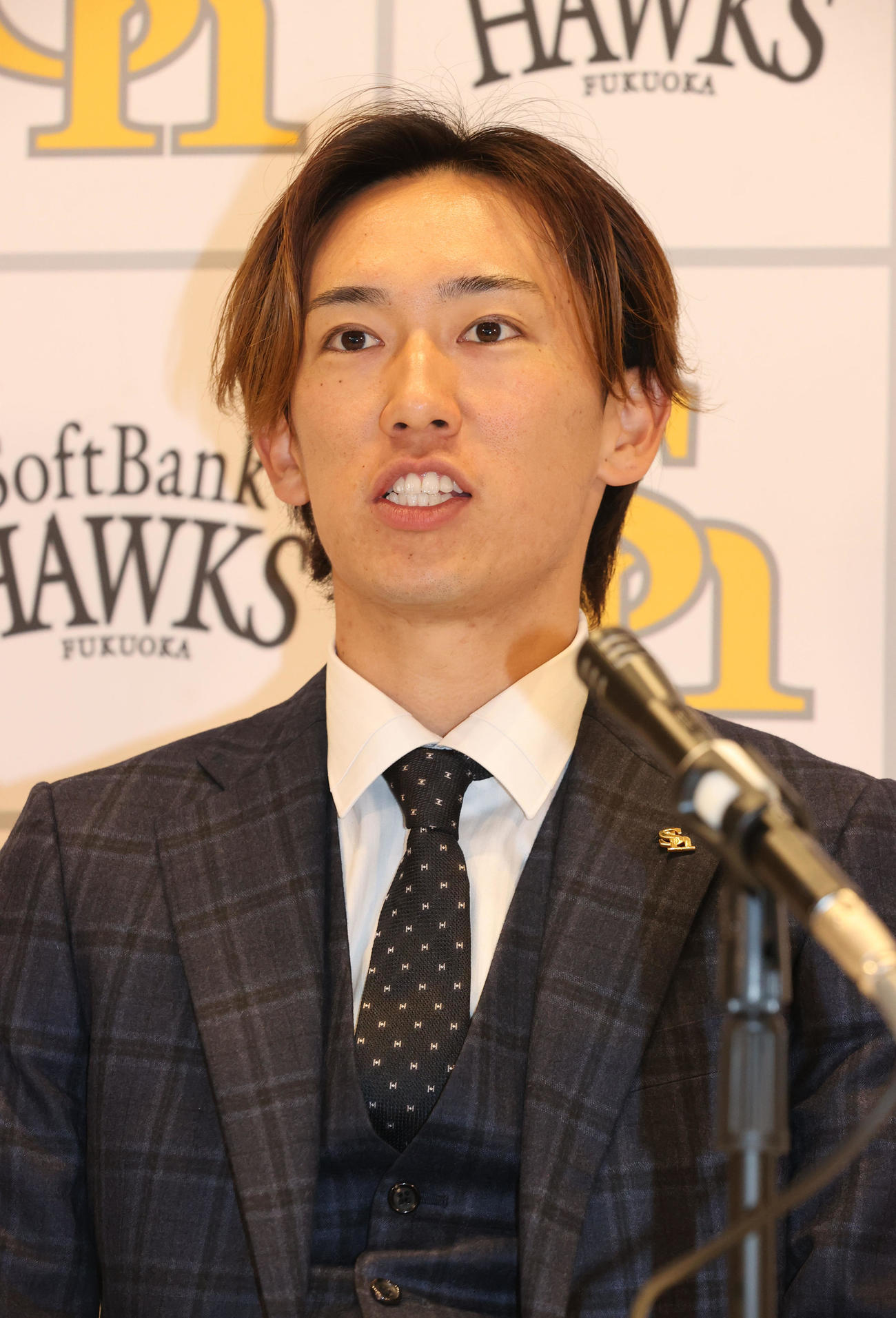 契約更改を終えた大津は会見で話をする（撮影・梅根麻紀）