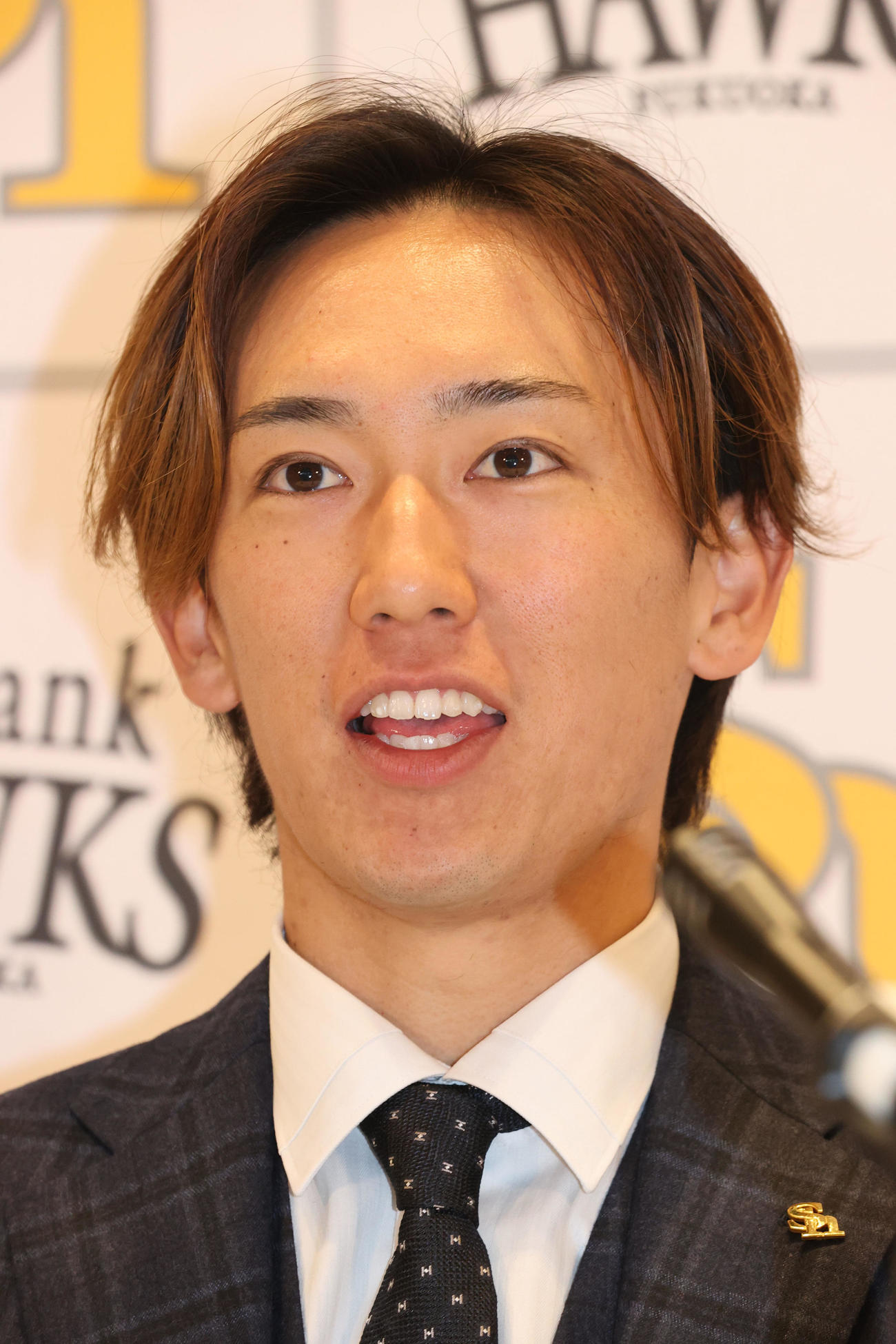 契約更改を終えた大津は会見で話をする（撮影・梅根麻紀）