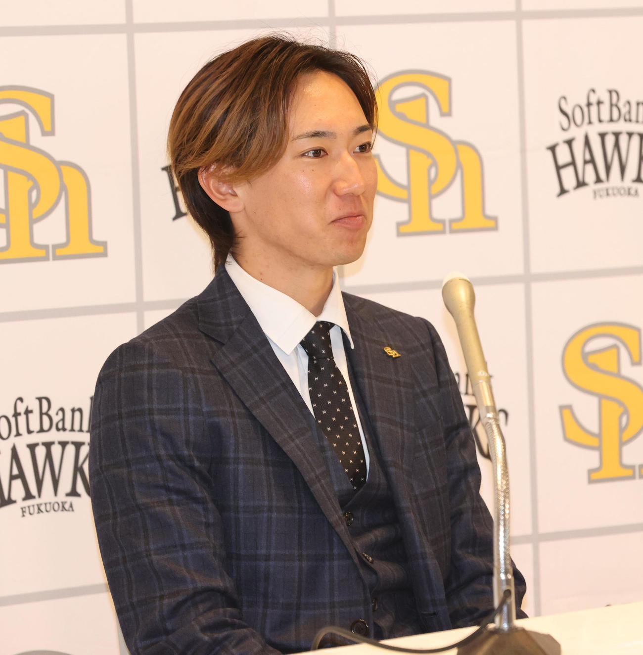 契約更改を終えた大津は会見で話をする（撮影・梅根麻紀）