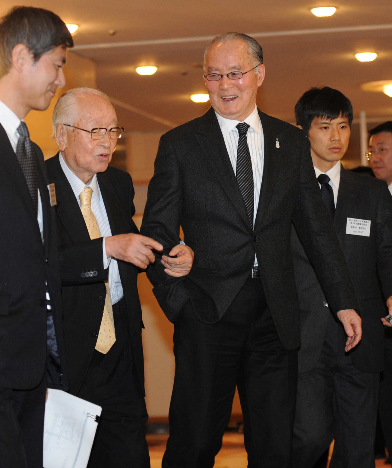読売新聞グループ本社代表取締役会長・主筆の渡辺恒雄氏（左）は長嶋茂雄終身名誉監督と腕を組みながらご機嫌な表情で引き揚げた（2011年3月16日撮影）
