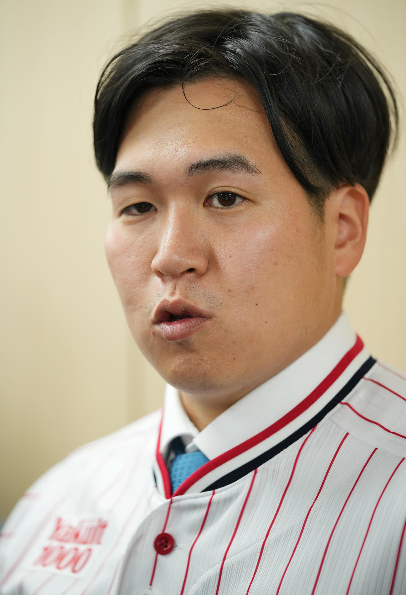 入団会見を行うヤクルト矢崎（撮影・垰建太）