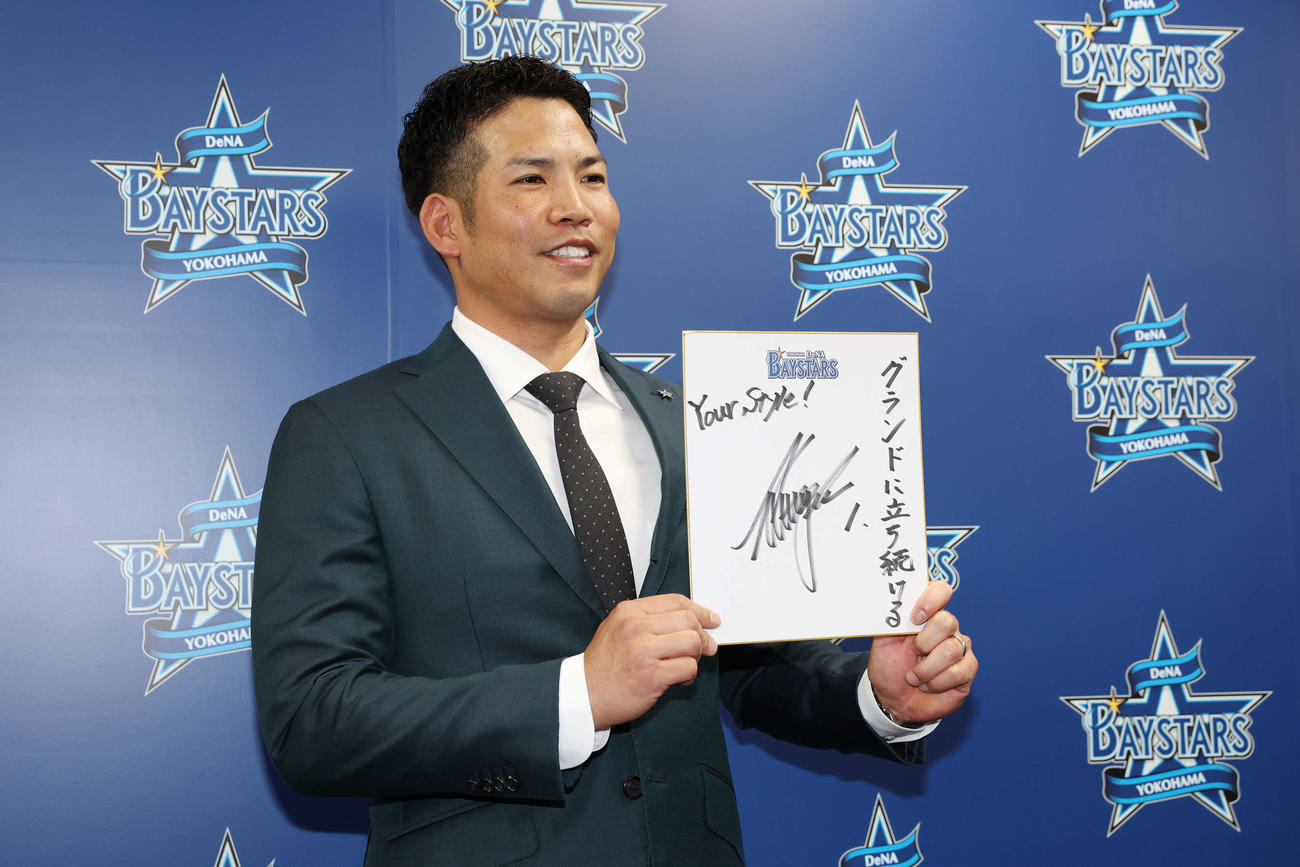 契約更改後、来季の目標を色紙に「グランドに立ち続ける」と記したDeNA桑原（撮影・宮地輝）