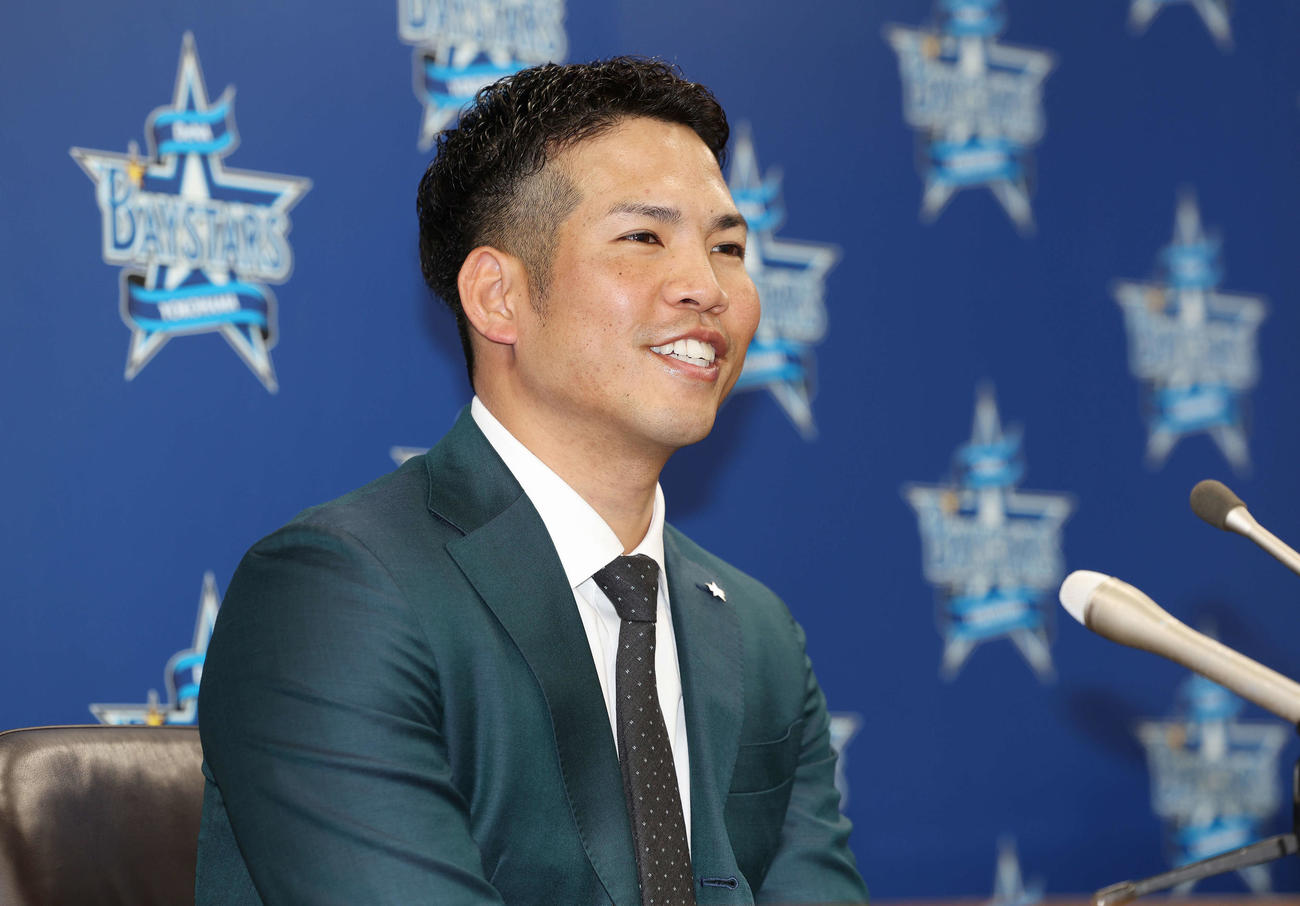 契約更改後、会見で笑顔を見せるDeNA桑原（撮影・宮地輝）