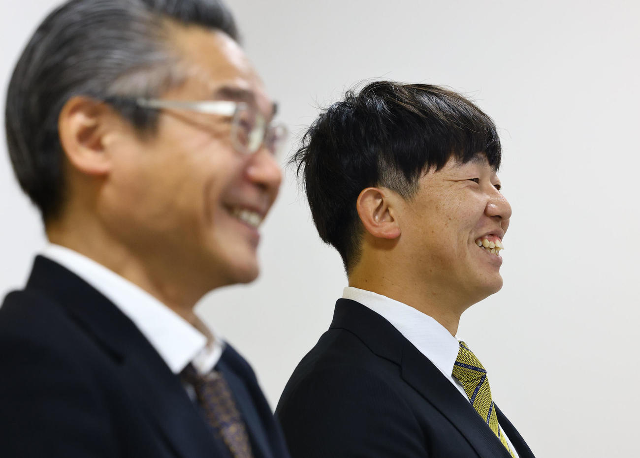 現役ドラフトで阪神に入団し、記者会見をする畠。左からは嶌村球団本部長（撮影・藤尾明華）