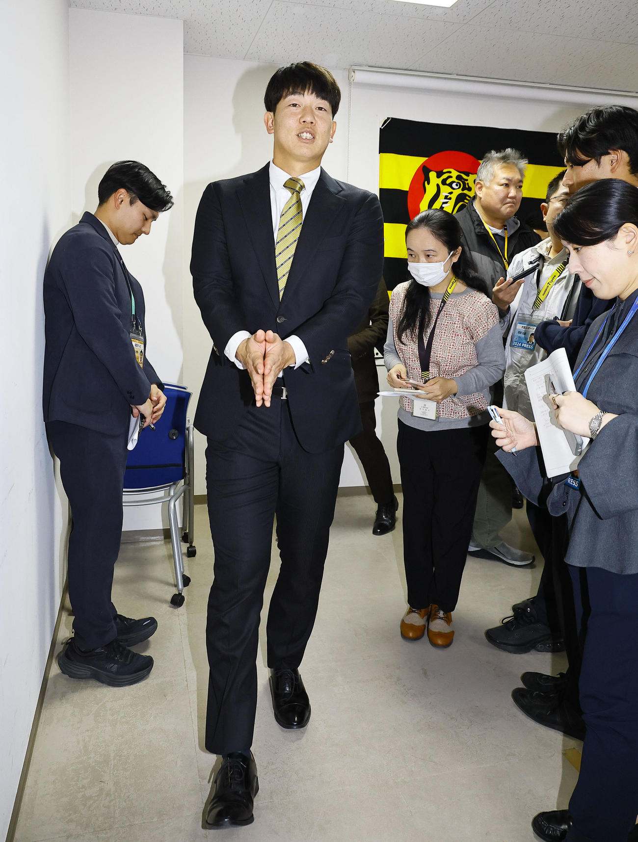 入団会見を終え、会場を後にする阪神畠（撮影・藤尾明華）
