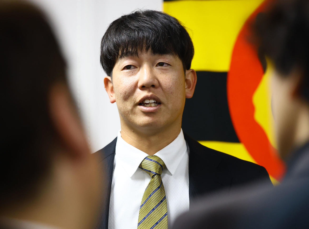入団会見を終え、囲み取材に応じる阪神畠（撮影・藤尾明華）