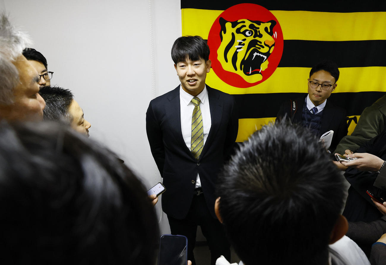入団会見を終え、囲み取材に応じる阪神畠（撮影・藤尾明華）