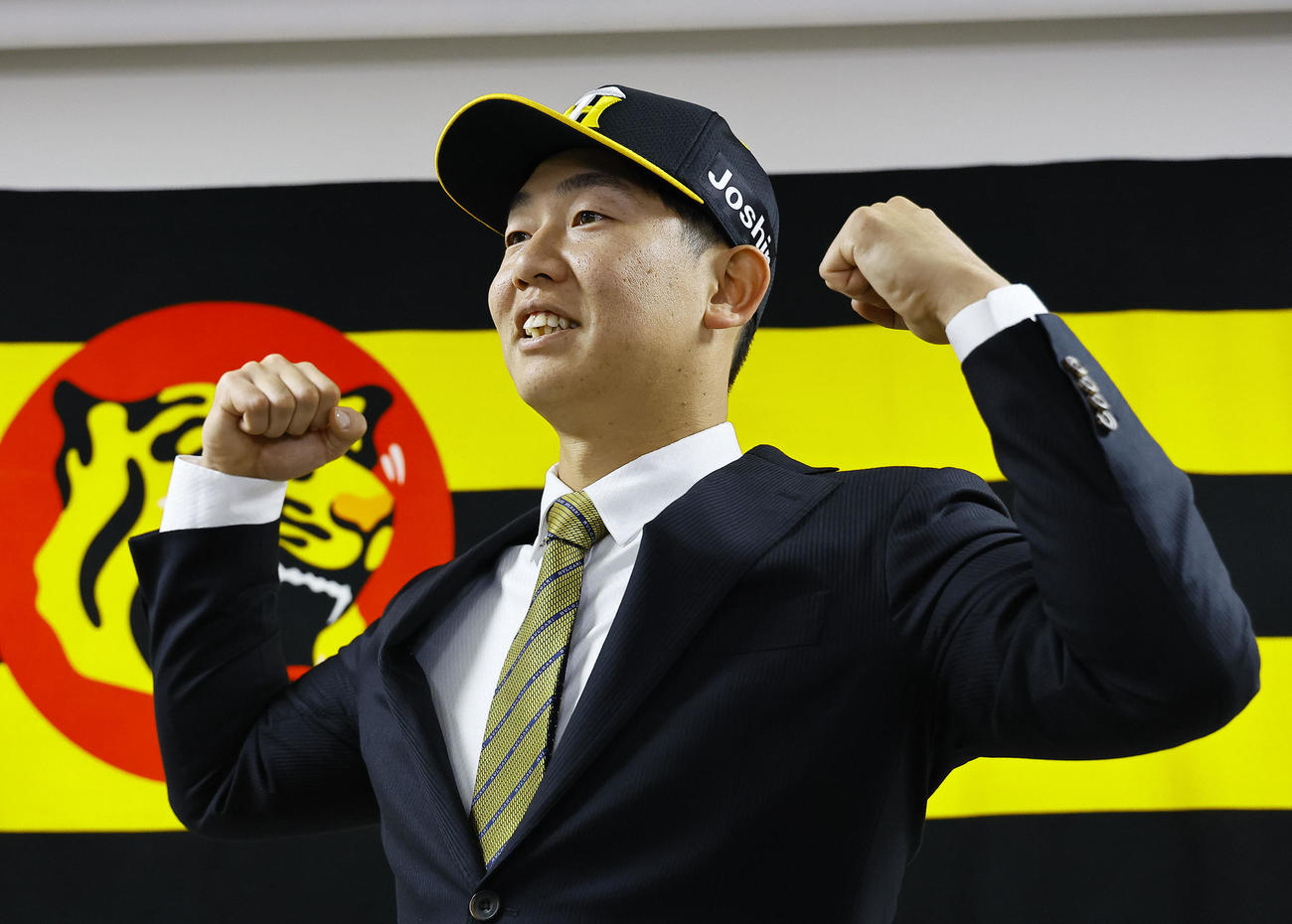 入団会見でポーズをとる阪神畠（撮影・藤尾明華）