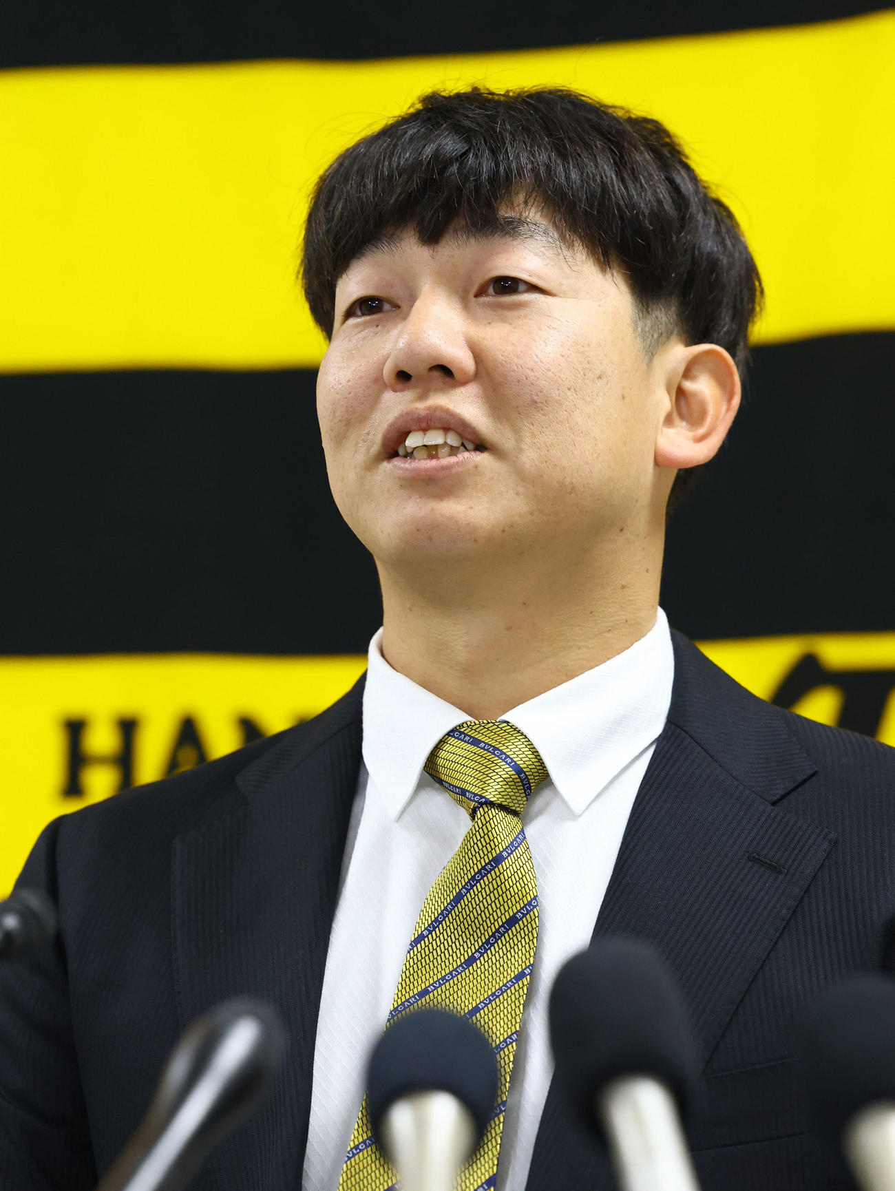 現役ドラフトで阪神に入団し、記者会見をする畠（撮影・藤尾明華）