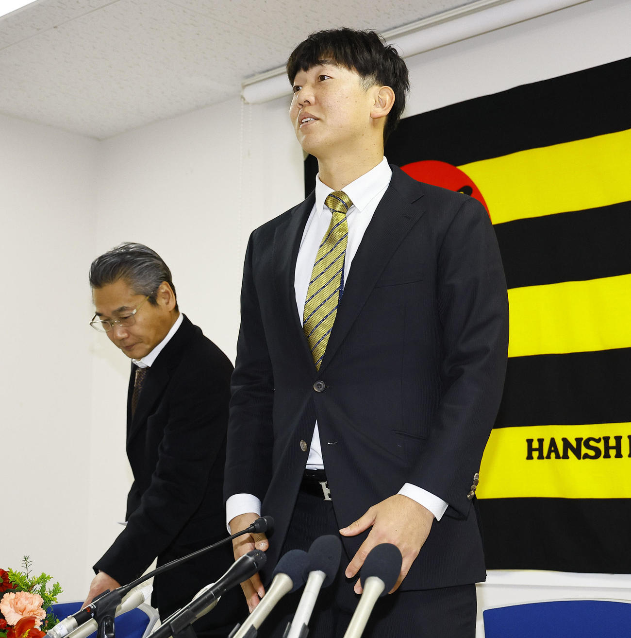 現役ドラフトで阪神に入団し、記者会見の席に着く畠。左からは嶌村球団本部長（撮影・藤尾明華）