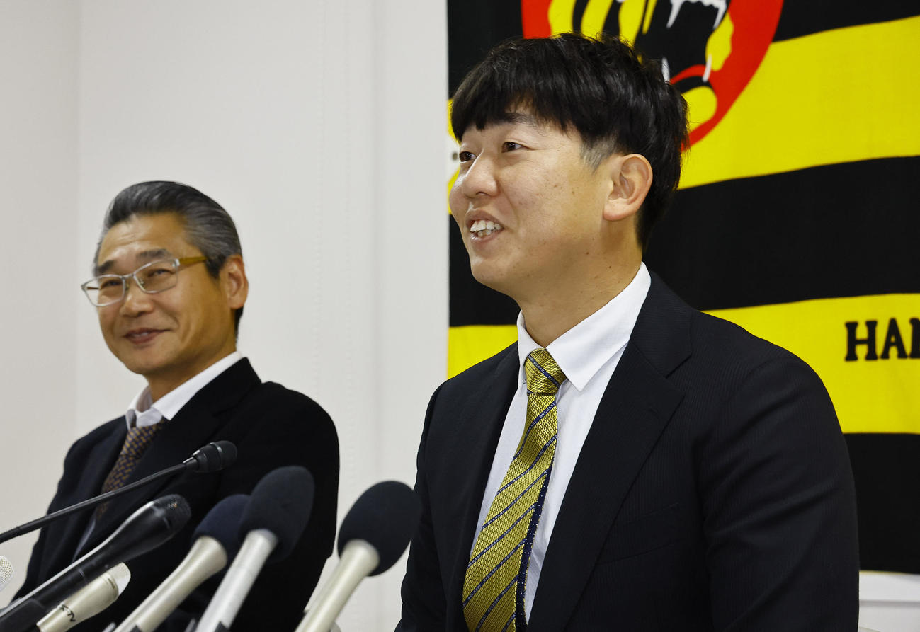 入団会見を行う阪神畠。左は嶌村球団本部長（撮影・藤尾明華）