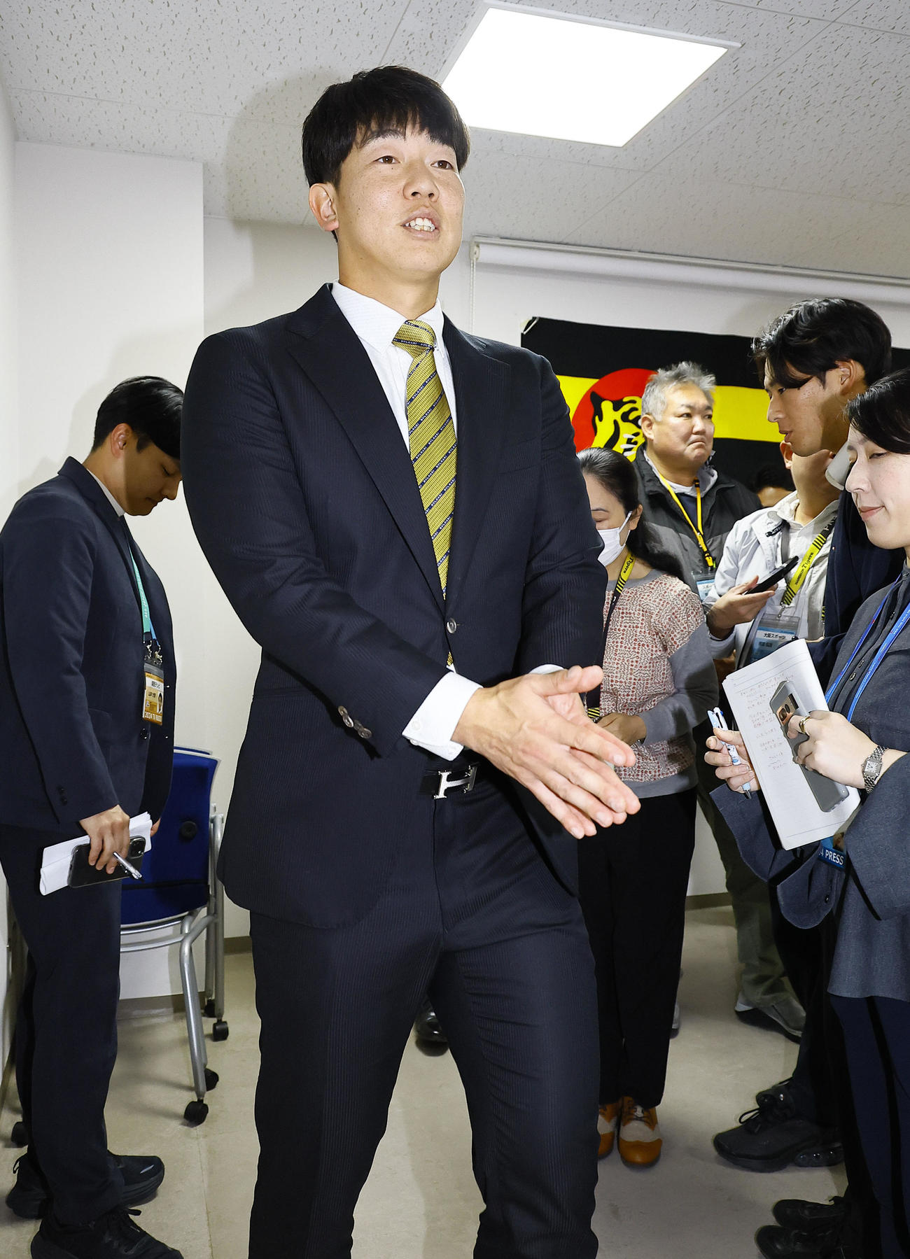 入団会見を終え、会場を後にする阪神畠（撮影・藤尾明華）