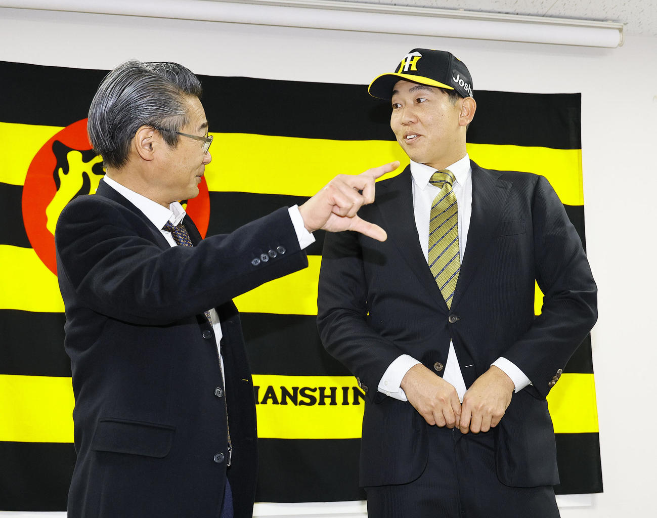 入団会見の合間に嶌村球団本部長（左）と話しをする阪神畠（撮影・藤尾明華）