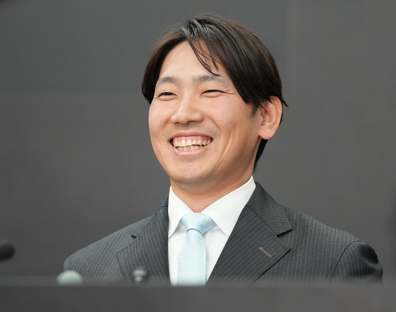 入団会見で笑顔のロッテ石川柊（撮影・鈴木みどり）