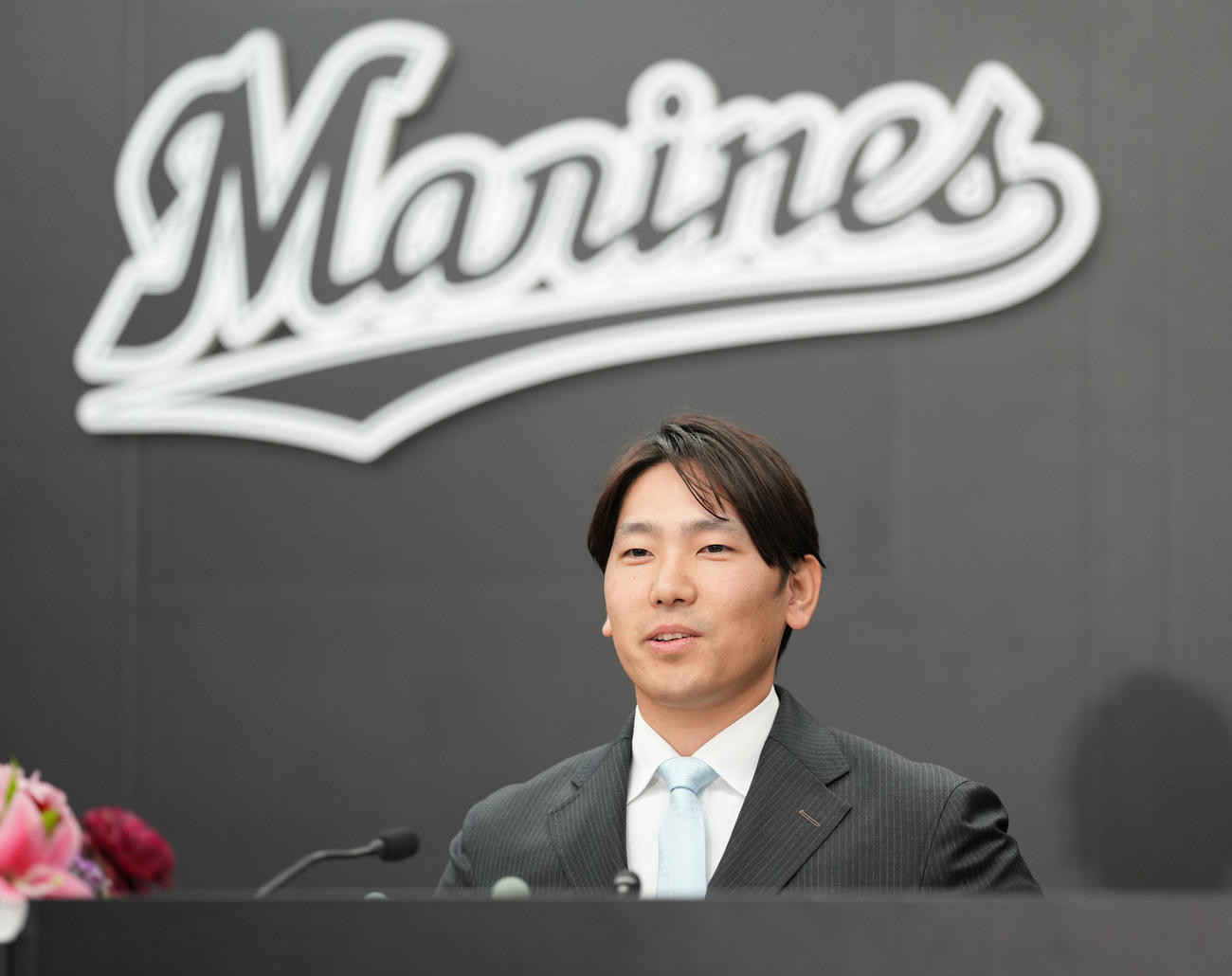 入団会見であいさつするロッテ石川柊（撮影・鈴木みどり）
