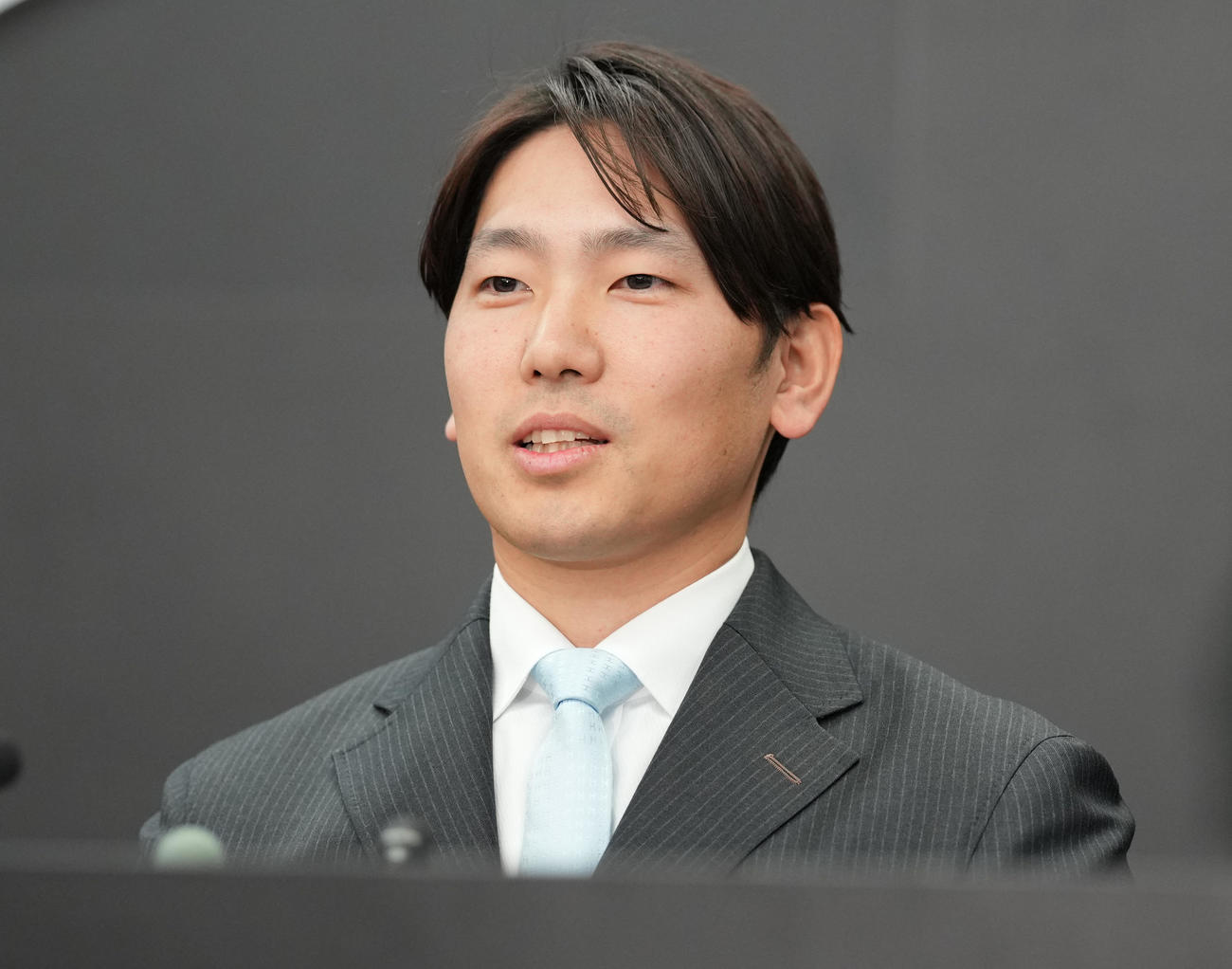 入団会見であいさつするロッテ石川柊（撮影・鈴木みどり）