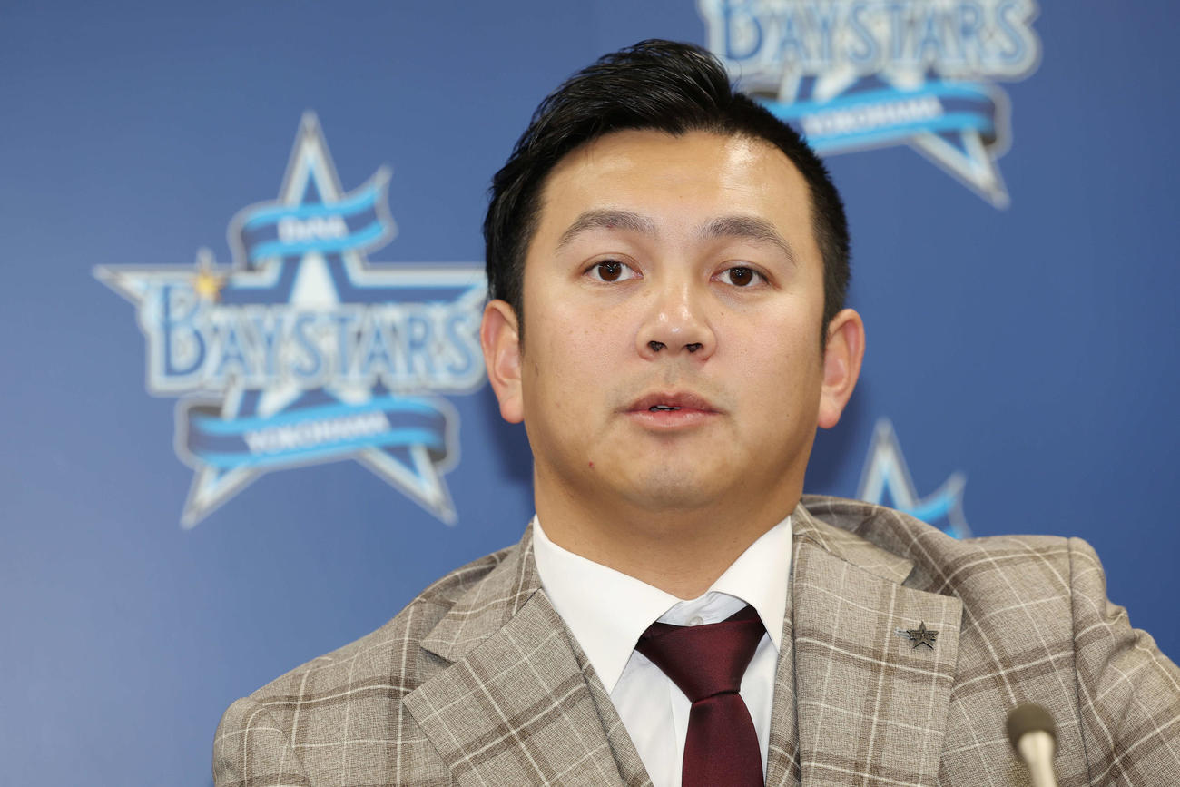 契約更改後、会見に臨むDeNA山崎（撮影・宮地輝）