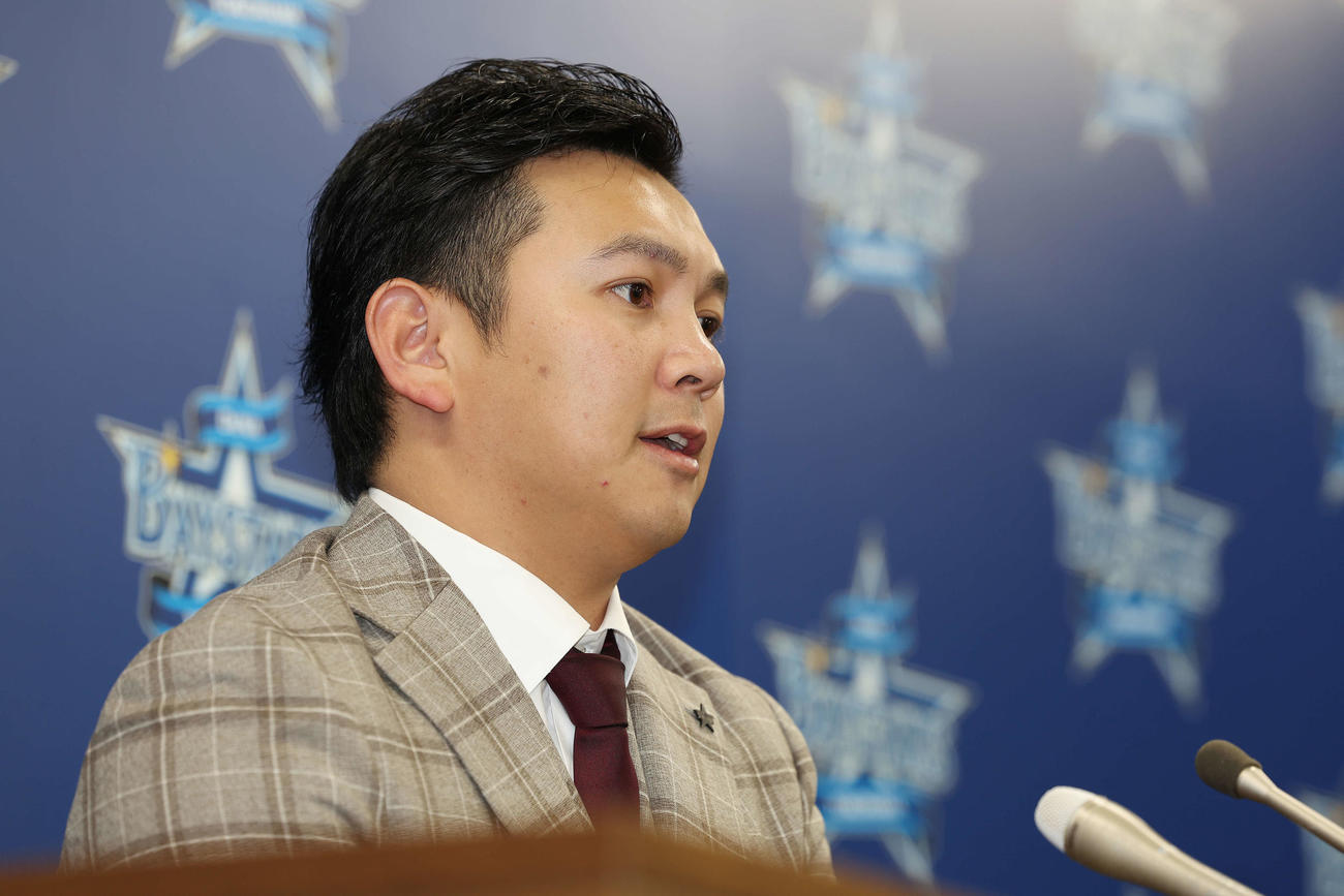 契約更改後、会見に臨むDeNA山崎（撮影・宮地輝）