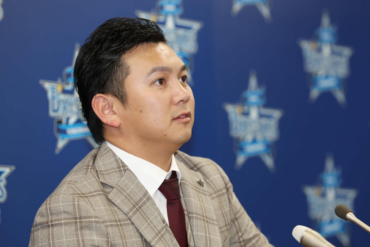 契約更改後、会見に臨むDeNA山崎（撮影・宮地輝）
