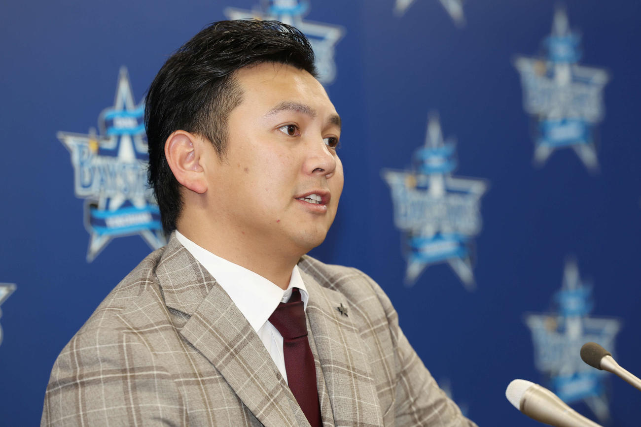 契約更改後、会見に臨むDeNA山崎（撮影・宮地輝）