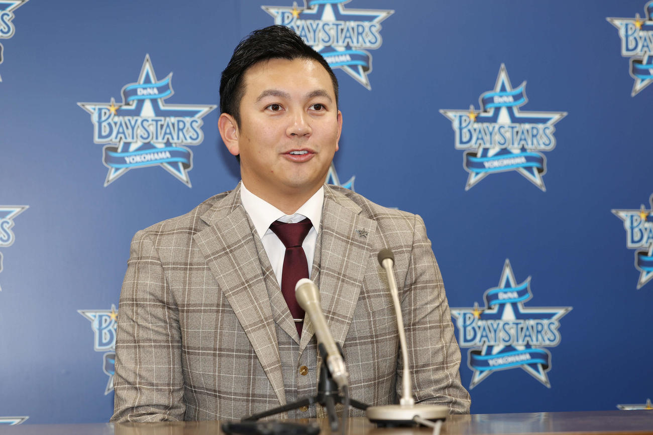 契約更改後、会見に臨むDeNA山崎（撮影・宮地輝）