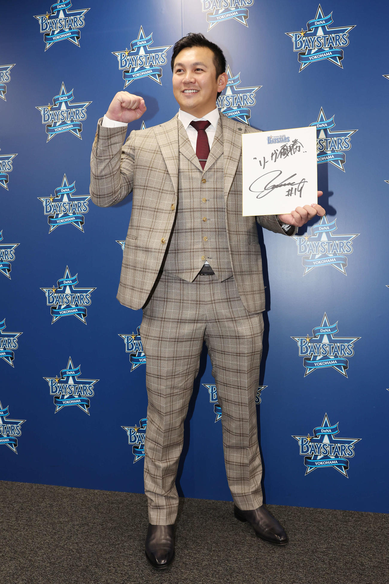 契約更改後、来季の目標を色紙に「リーグ優勝」と記しガッツポーズするDeNA山崎（撮影・宮地輝）