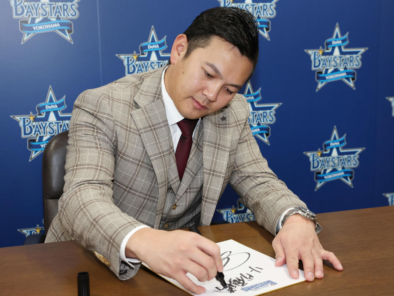 契約更改後、来季の目標を色紙に「リーグ優勝」と記すDeNA山崎（撮影・宮地輝）
