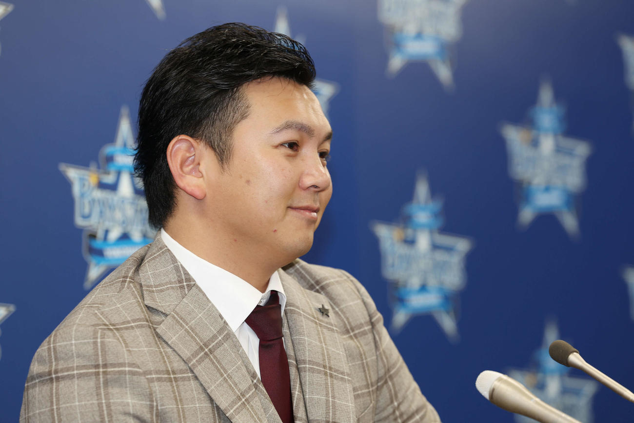 契約更改後、会見で笑顔を見せるDeNA山崎（撮影・宮地輝）