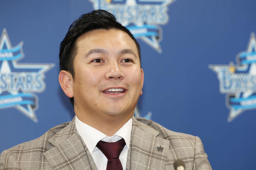 山崎康明選手　サイン入りキャップ DeNA】山崎康晃、現状維持3億円で契約更改「個人的にはまだまだやれる