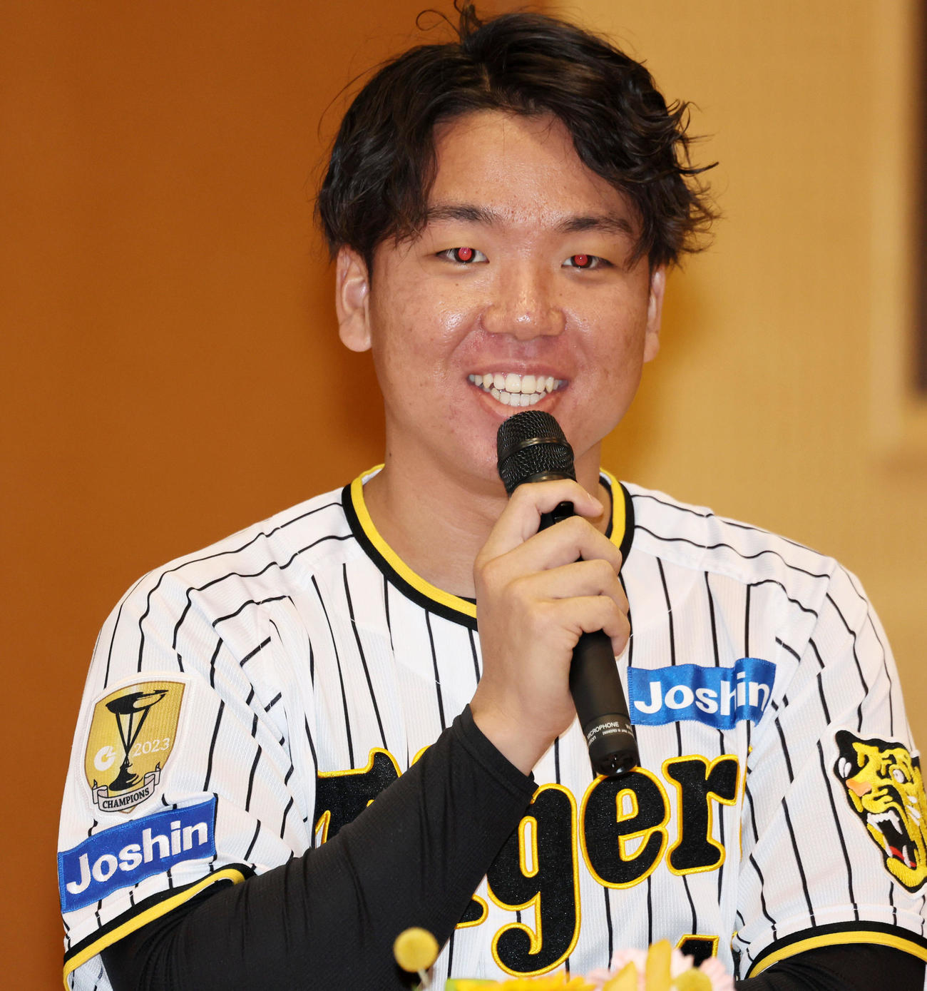 母校の小学校を訪れた村上（撮影・加藤哉）