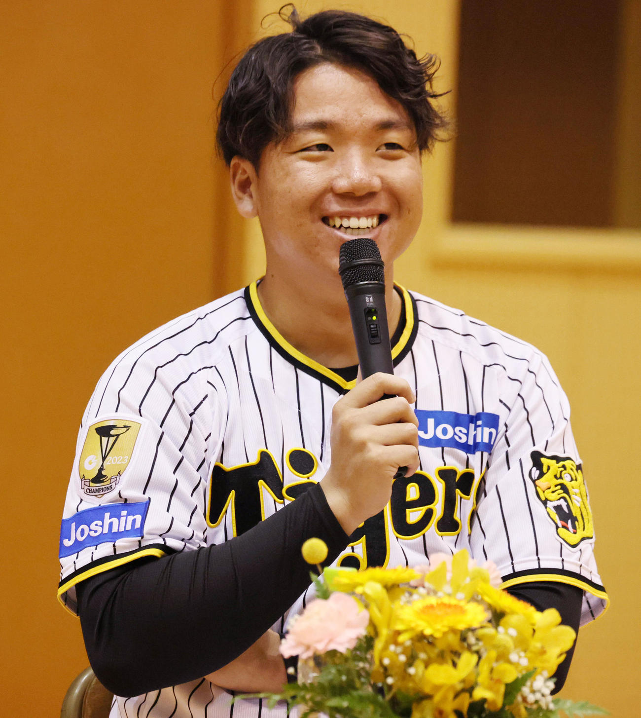 母校の小学校を訪れた村上（撮影・加藤哉）