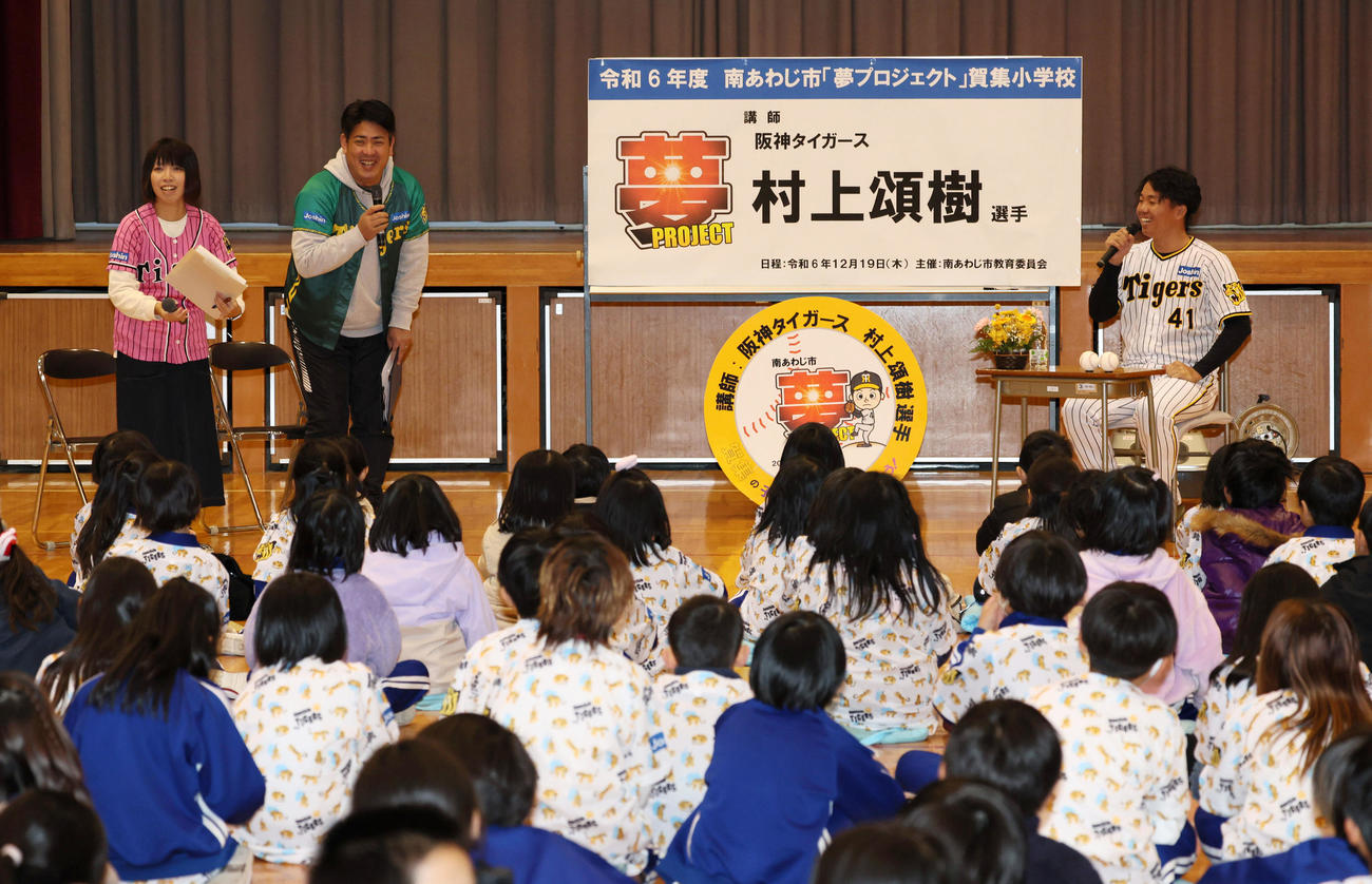 母校の小学校を訪れた村上（撮影・加藤哉）