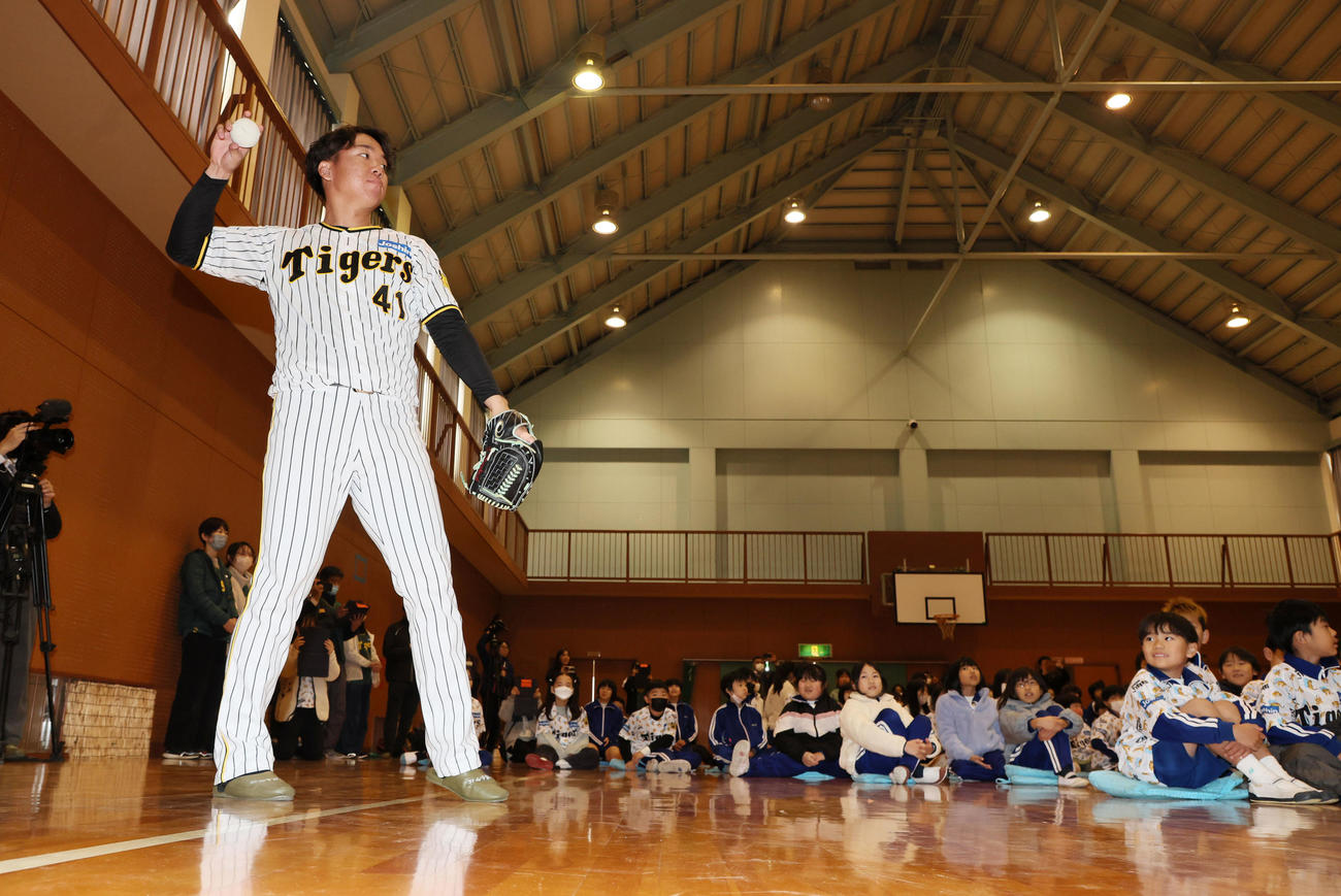 母校の小学校を訪れて子供たちとキャッチボールする村上（撮影・加藤哉）