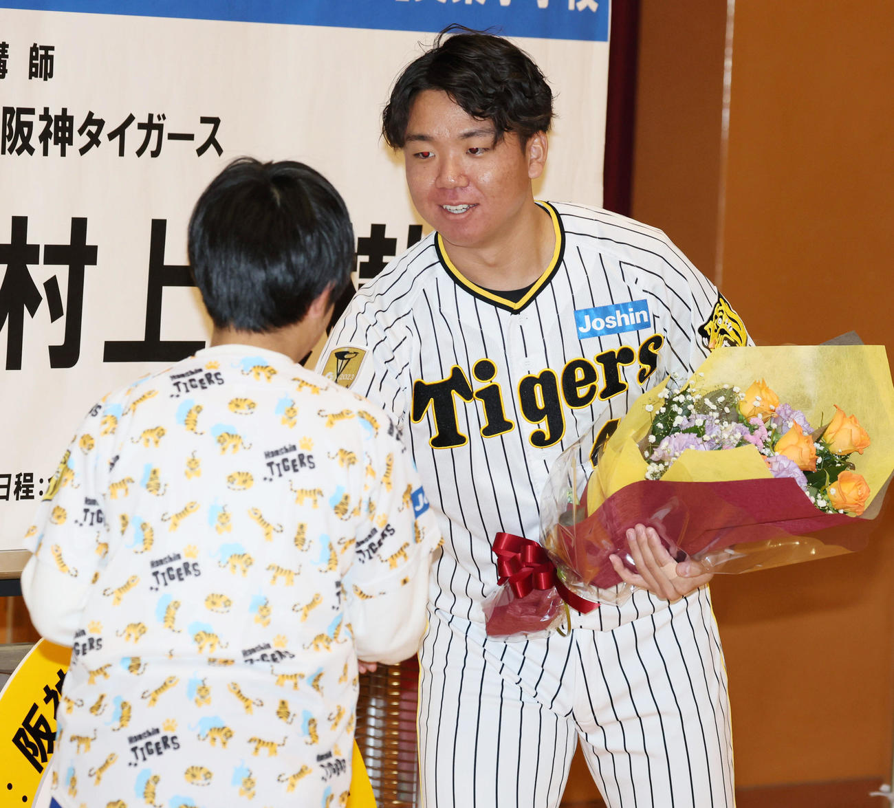 母校の小学校を訪れ在校生から花束を受け取る村上（撮影・加藤哉）