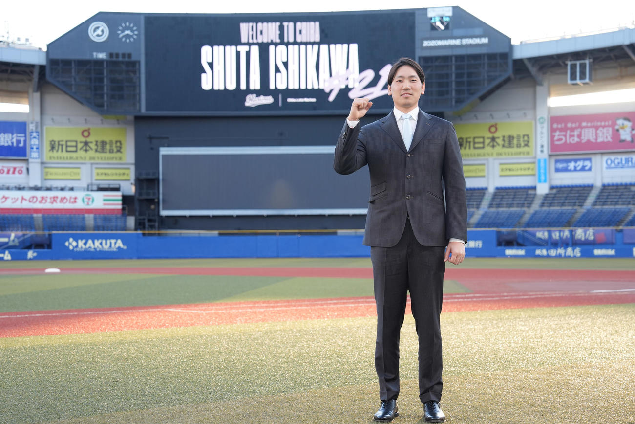 入団会見後、グラウンドでガッツポーズするロッテ石川柊（撮影・鈴木みどり）