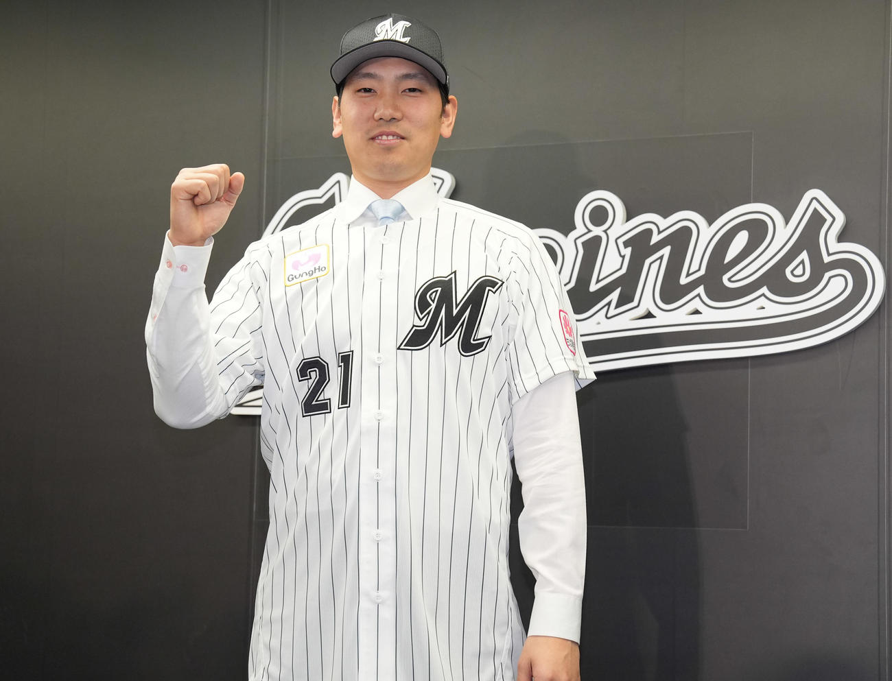 入団会見でユニホームを着てガッツポーズするロッテ石川柊（撮影・鈴木みどり）
