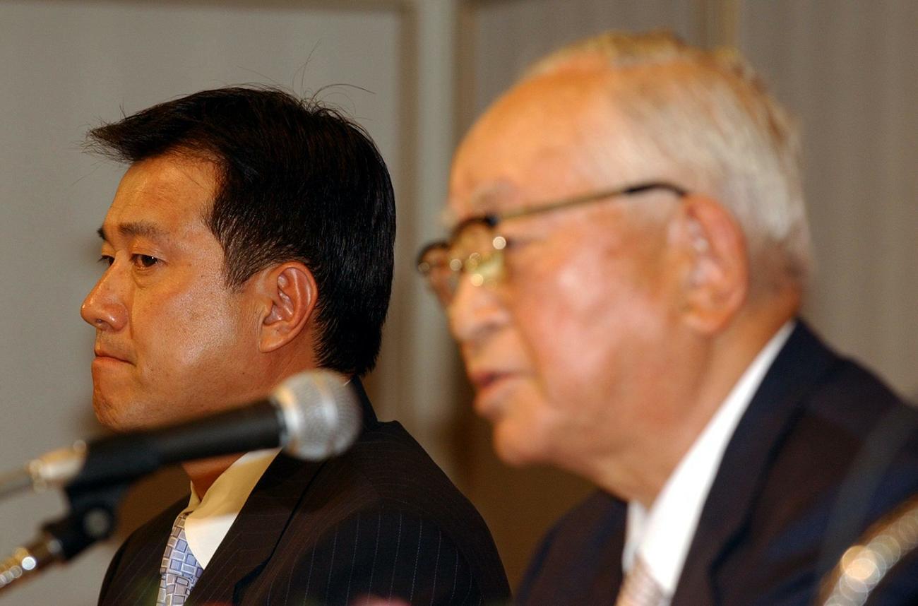2003年9月、巨人原辰徳監督辞任会見　冗舌に語る渡辺恒雄オーナーにチラリと目をやる巨人原辰徳監督