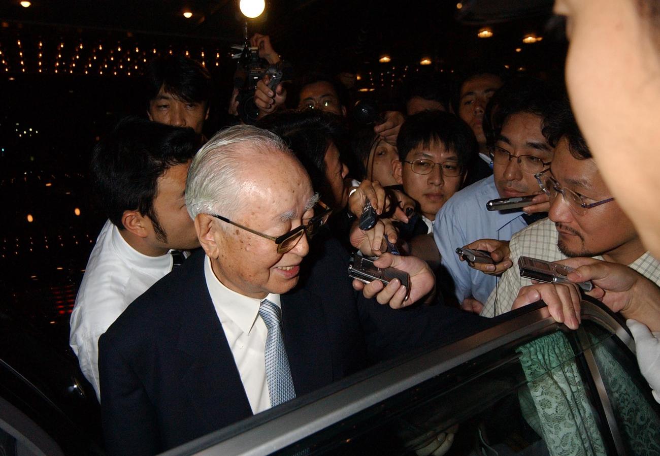 04年9月、渡辺恒雄読売グループ会長は食事を終え車寄せで報道陣の質問にこたえる