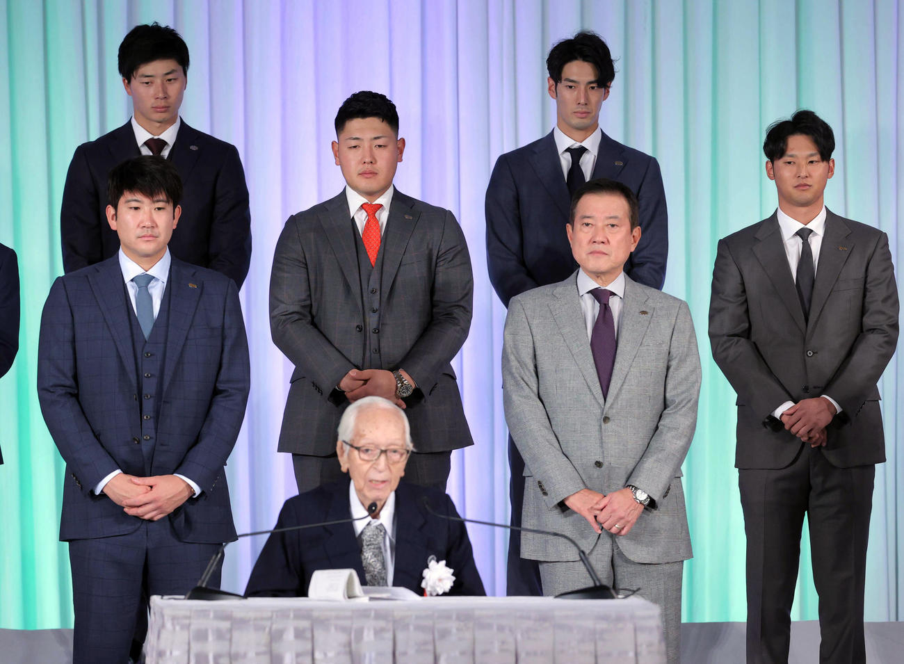 読売新聞グループの渡辺恒雄主筆（手前）の主催者あいさつを真剣な表情で聞く原監督（後方右）、菅野（同左）ら（2022年3月撮影）