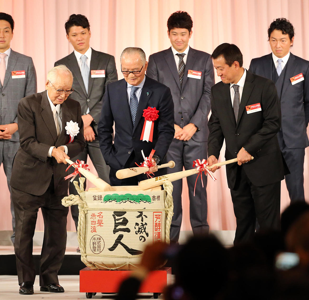 14年10月、セ・リーグ優勝祝賀会で、鏡開きする、左から渡辺恒雄会長、長嶋茂雄終身名誉監督、原辰徳監督。後列左から沢村、坂本、菅野、長野