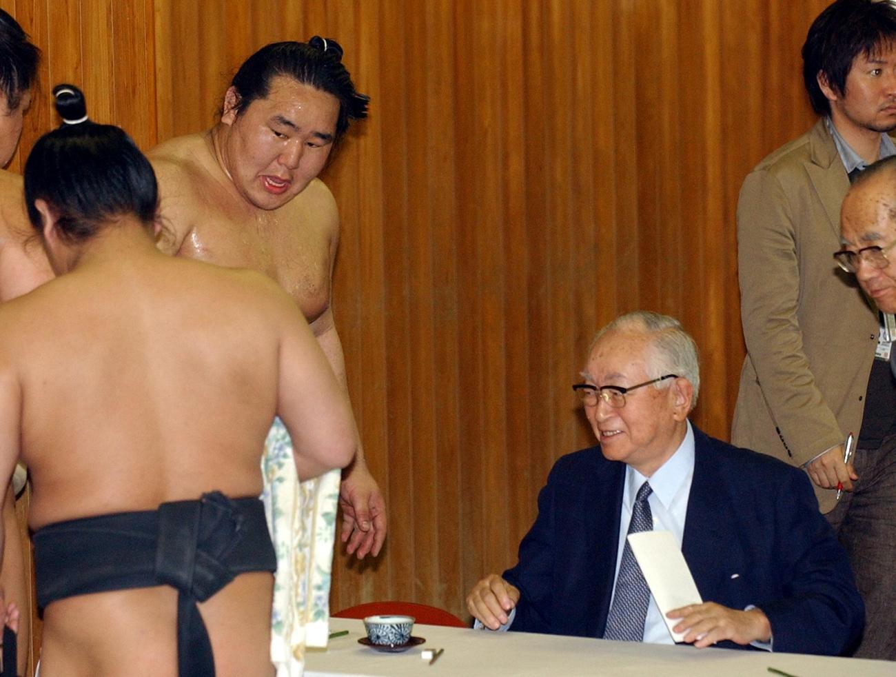04年4月、けいこ総見後、朝青龍（左）のあいさつに笑顔を見せる渡辺恒雄委員