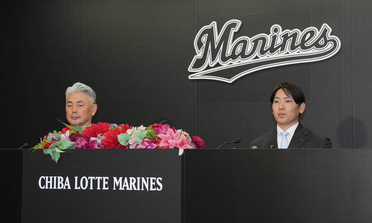 入団会見であいさつするロッテ石川柊。左は吉井監督（撮影・鈴木みどり）