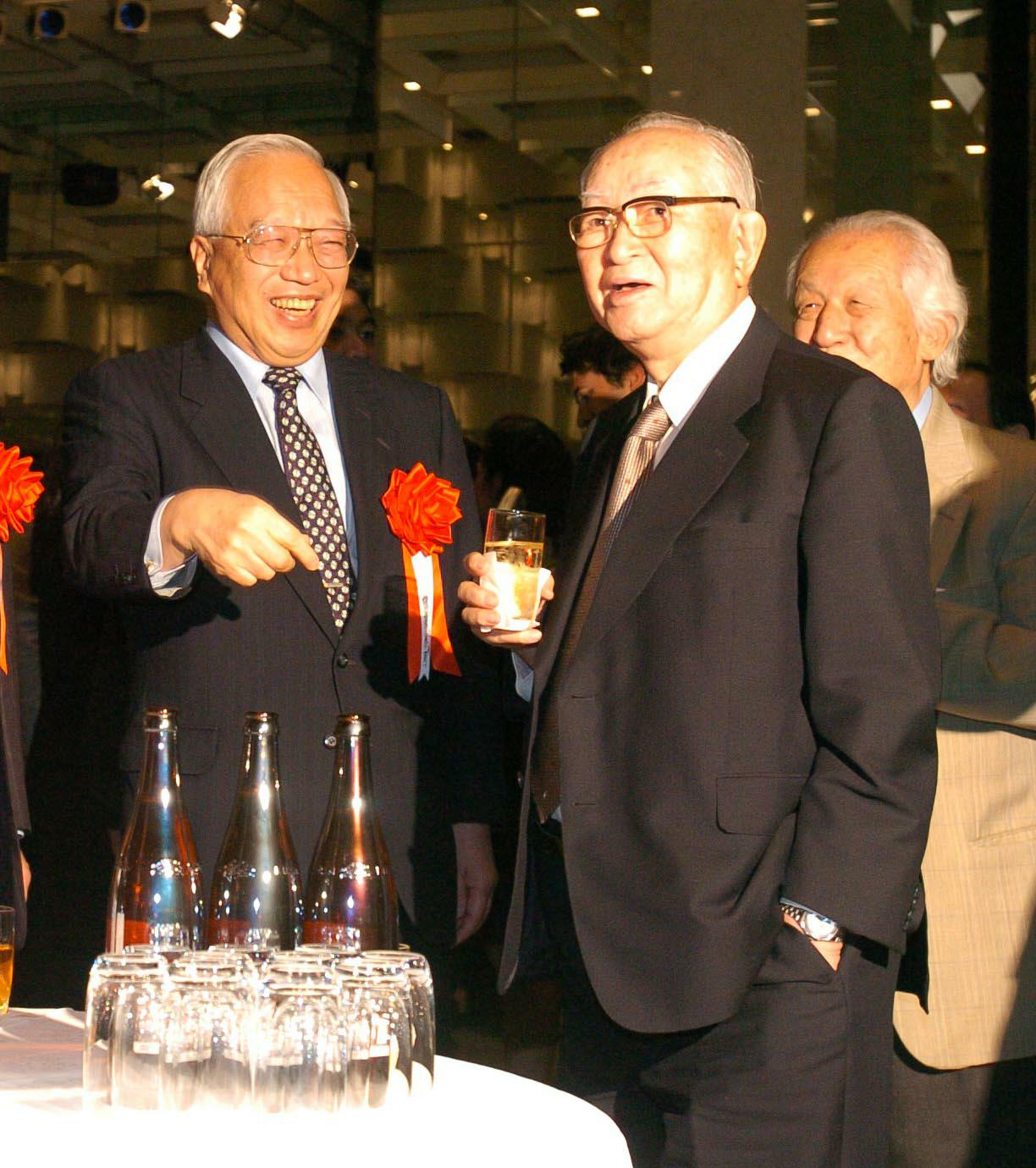 日米野球ウェルカムパーティー　会場に姿を現した前巨人軍オーナーの渡辺恒雄氏（右）は根来泰周コミッショナーと談笑する（2004年11月撮影）