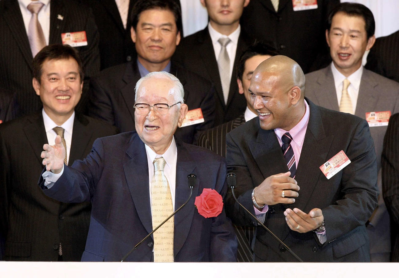 優勝祝賀会でのあいさつでアレックス・ラミレス（右）を呼び、一緒に笑顔を見せる渡辺恒雄球団会長（09年11月撮影）