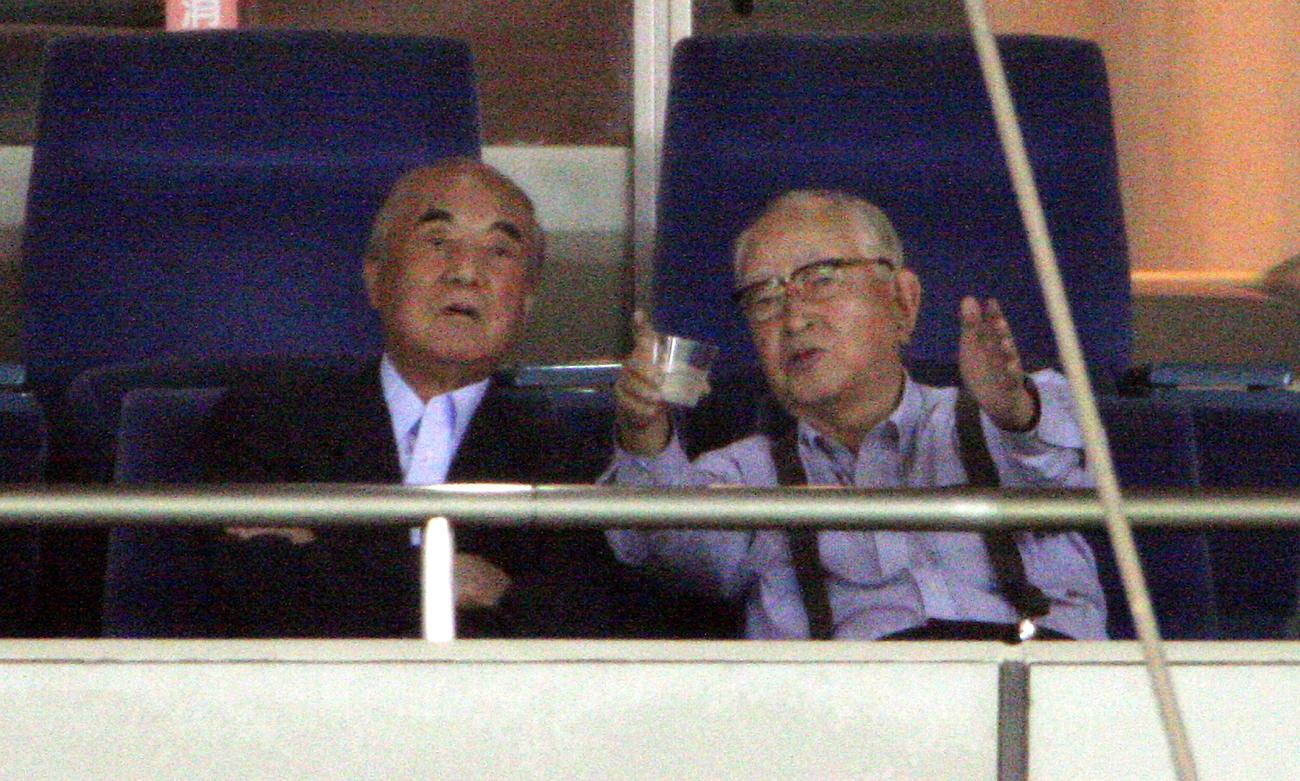 巨人対ヤクルト戦を観戦する渡辺恒雄代表取締役会長（右）と中曽根康弘元首相（2005年6月撮影）