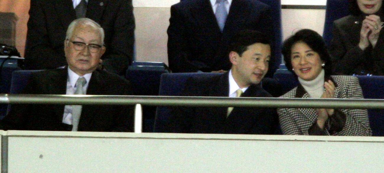 2006年WBC1次リーグ　日本対韓国　観戦に訪れた皇太子殿下と皇太子妃雅子さま（前列中央）。左は巨人渡辺恒雄会長