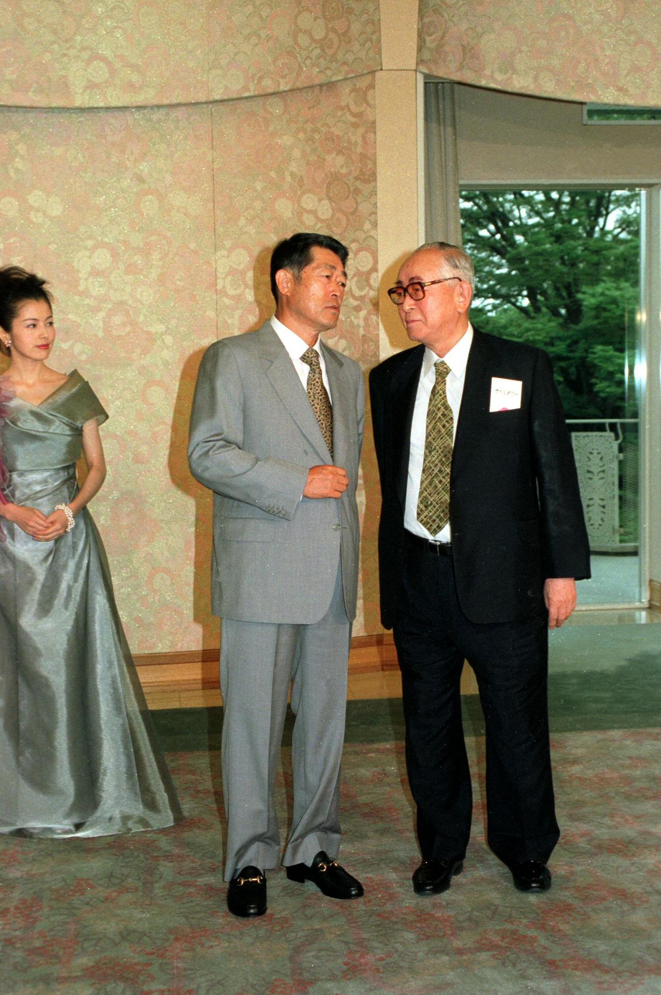 堤義明氏（左）と渡辺恒雄氏（1998年撮影）